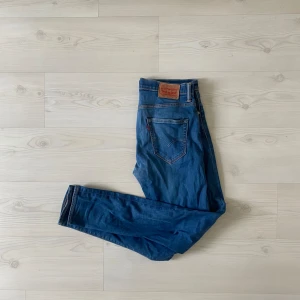 LEVIS 520 - Levis Jeans i slim fit modellen 520 | Storlek: 30/34 men passar även 31/34 - Skicket är bra - Mitt pris: 349- Nypris: Ca 1200 - Hör gärna av dig om du har några frågor.//AU_Archive
