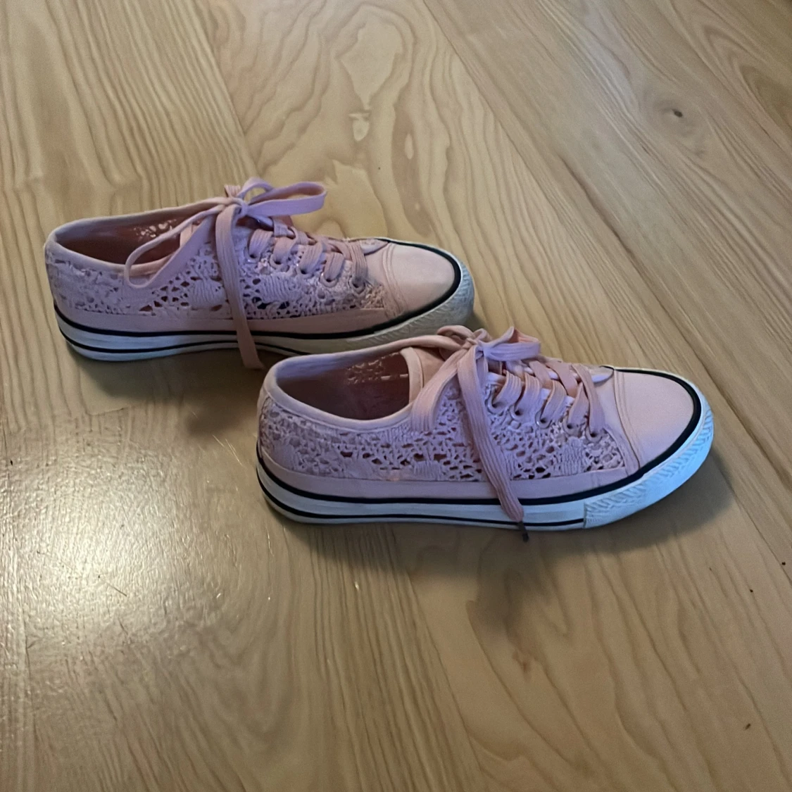 Rosa skor i spets  - 91