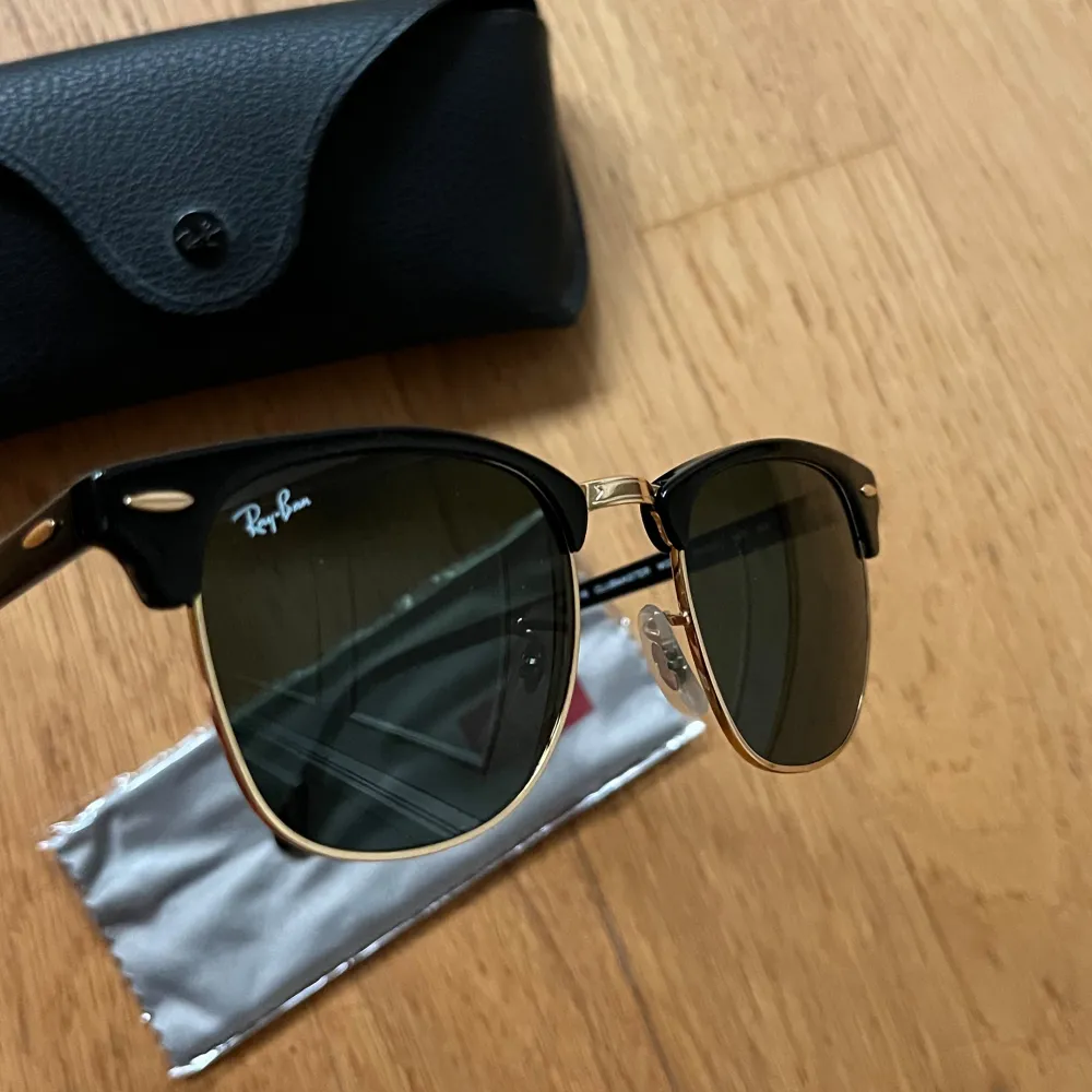 Säljer mina ray-ban clubmaster som aldrig är använda, självklart helt äkta! Säljer för 650 kr! Pris går att diskutera!. Övrigt.