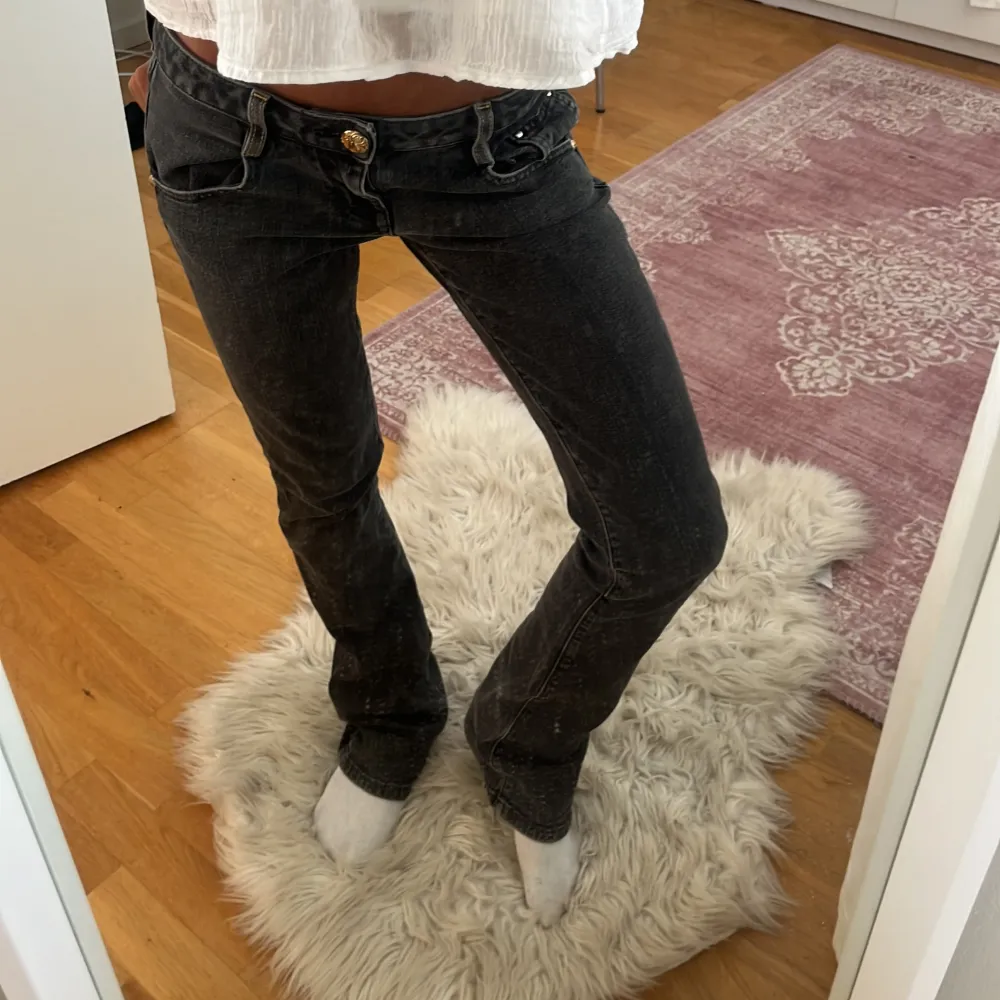 Snygga väldigt lågmidjade jeans med gulddetaljer💘 Midja rakt över:36cm  Innerbenslängd: 76cm Obs lite slitningar längst ner men som lätt kan fixas hoss skräddare . Jeans & Byxor.