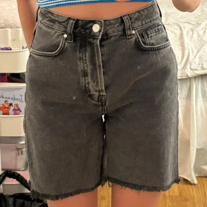 Shorts - Svarta/mörkgråa shorts som inte kommer till användning då jag har flera liknande!