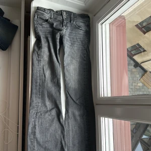 Gina tricot jeans  - Ett par fina gråa jeans , låg midjade och boot cut