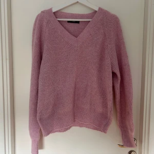 Rosa tröja - Fin rosa v-ringad tröja från Mango, något ljusare färg än på bilden, bra skick💖💕💞