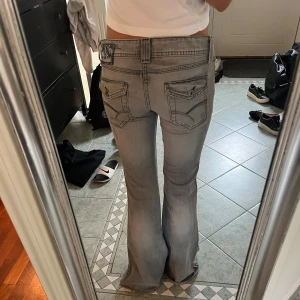Low waist bootcut jeans (intressekoll) - Intressekoll på mina lågmidjade gråa bootcutjeans som jag köpte secondhand🤗De är i storlek 38 och i bra skick! Jag är 164 och har sytt upp de själv