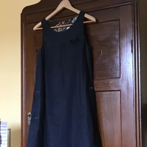 Miss sixty klänning - En jätte fin mörkblå miss sixty jeansklänning som jag köpt på second hand, men aldrig använt pga inte riktigt min stil! Den ser helt oanvänd ut, utan defekter. ❤️🌷