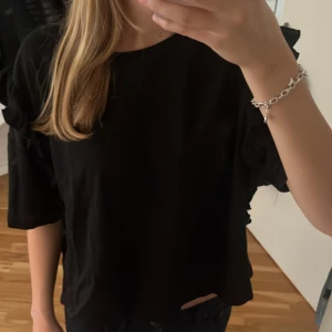Tröja från zara  - Fin tröja med volanger från zara storlek s, kommer tyvärr inte till användning❣️