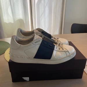 Valentino Open - Säljer dessa Valentino Open skor, storlek 44. Köpta från Vestiaire Collective förra året. Finns defekter på tån av skon, ställ gärna frågor!