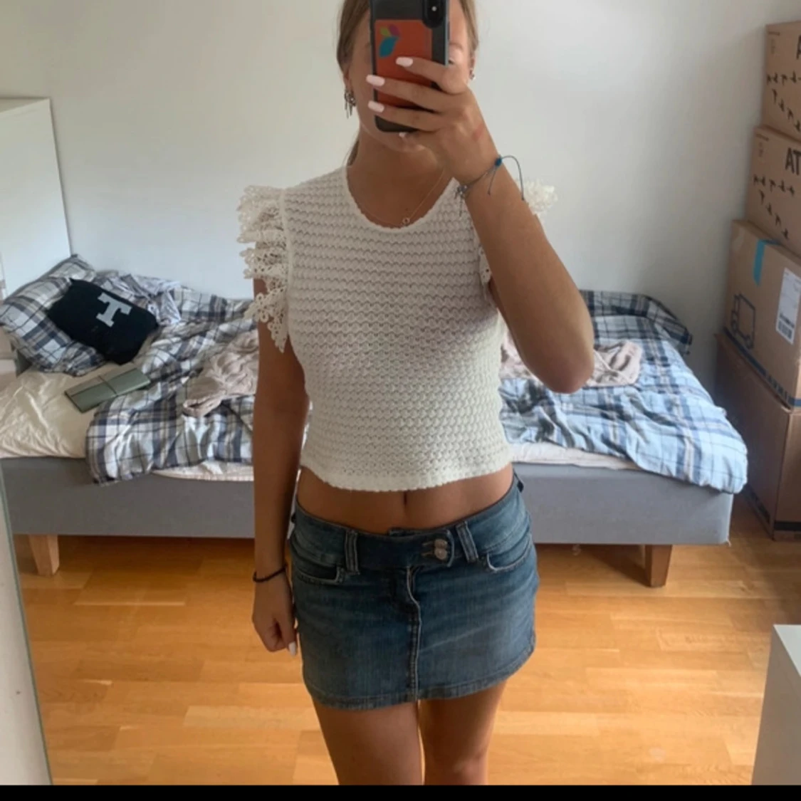 Vit stickad topp med spetsdetaljer