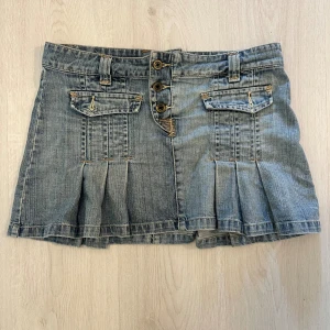 Jeans kjol - Säljer denna jättefina jeans kjol, passar till allt!!
