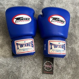 Helt nya boxningshandskar 14 oz - Helt nya boxningshandskar från TWINS. 14 oz Nypris 1900kr Säljer även ett par till handskar, benskydd och susp på min sida