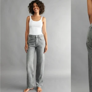 Grå jeansbyxor - Säljer ett par grå jeansbyxor. De är högmidjade och har en straight passform. Perfekta för en avslappnad och stilren look. Passar bra till både vardag.