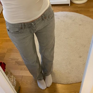 Lågmidjade jeans - Säljer skitsnygga gråa jeans från Gina!! Har använt ett väldigt få antal gånger så de är i mycket bra skick💕skriv om ni har frågor!