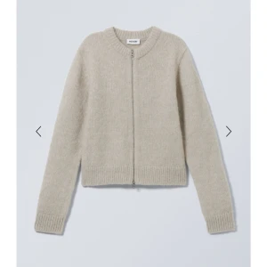 Stickad kofta - Säljer denna populära stickade kofta från Weekday. Helt ny, med prislapp. Många intresserade=budgivning. Köp direkt för 750kr.