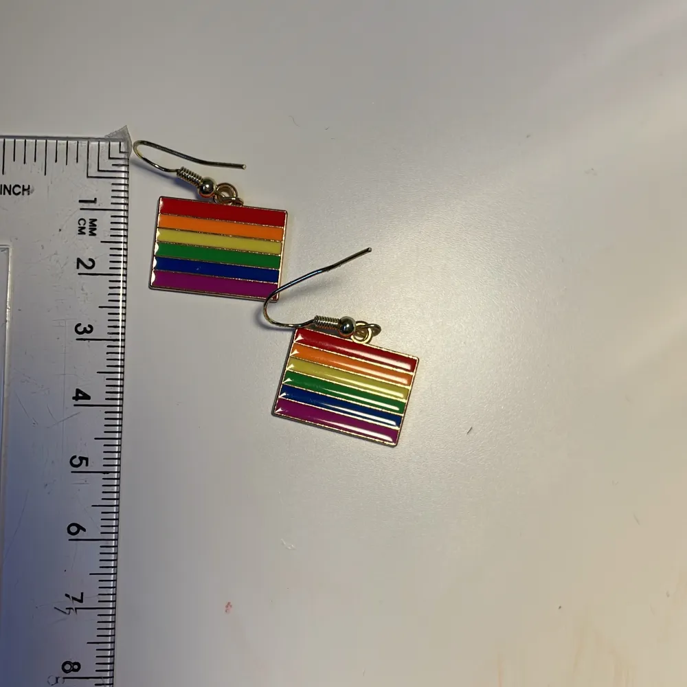 Nickelfria  1,3cm höga, ca 2cm breda Jätte bra skick, oanvända Passar jätte bra till Pride parader 15kr+frakt. Accessoarer.