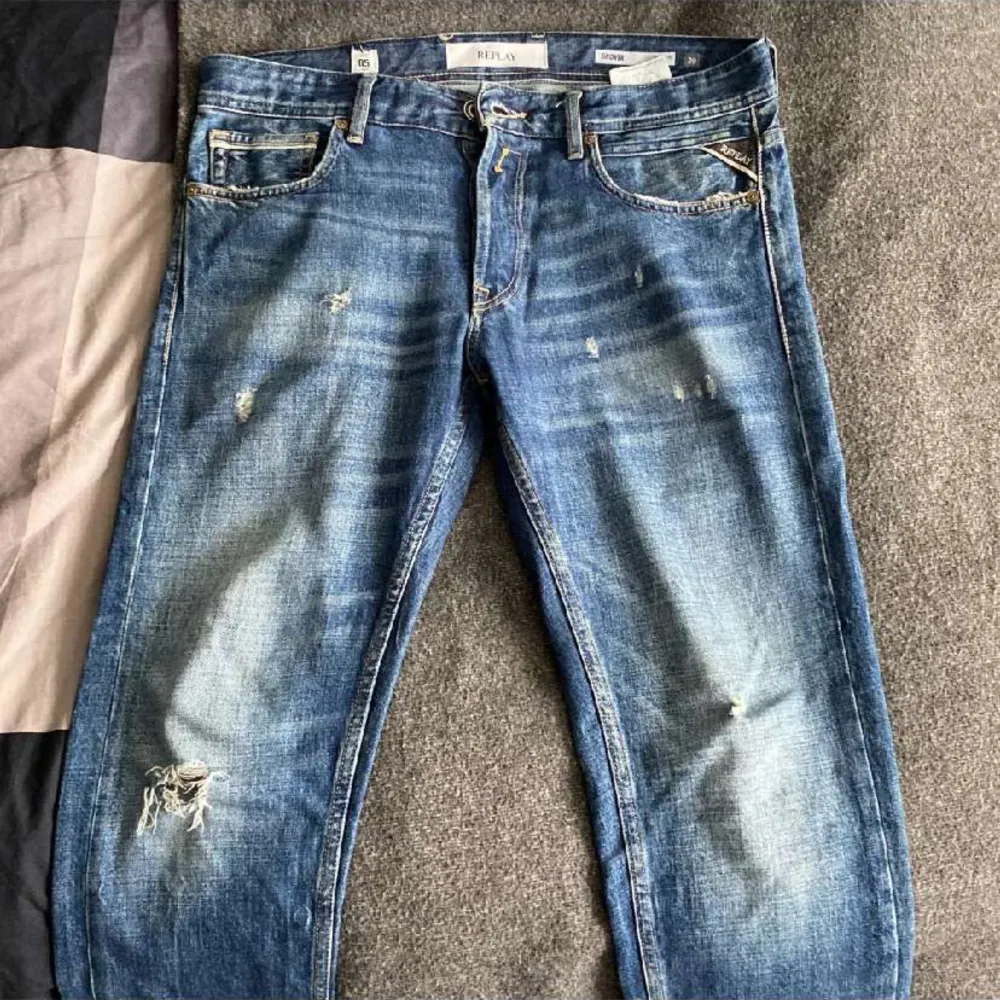 Säljer dessa pågrund av att ja ej använder de längre|de e som nya dvs att de inte har några defekter osv. Jeans & Byxor.