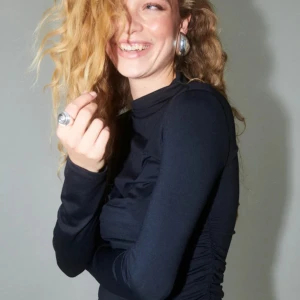 Svart långärmad polotröja - Säljer en snygg och stilren svart långärmad tröja. Perfekt för både vardag. Tröjan är tight och framhäver figuren på ett smickrande sätt. Den är gjord av ett mjukt och bekvämt material som känns skönt mot huden. Passar perfekt till jeans eller kjol!