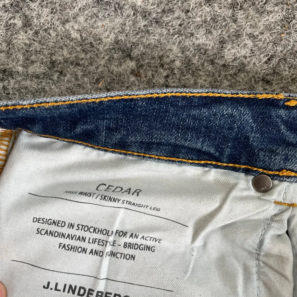 Mörkblå J.Lindberg jeans | Utmärkt skick | Midje måttet är 36 cm och längden ligger på 105 cm | Fraktas spårbart via postnord eller instabox | Bara skriv vid frågor!😊. Jeans & Byxor.