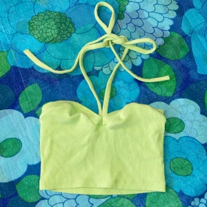 Crop top - Crop top med snörning. Lappen är bortklippt men den är fårn Zara i storlek xs. Fint skick. Hör av dig om du undrar något💚