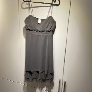 Grå VILA klänning, M  - En grå VILA klänning i storlek M  Jättebra skick  Passar bra till vardaglig samt fest användning 
