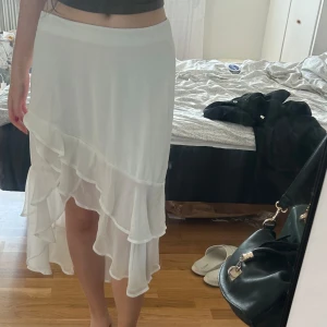 Volangkjol  - Köptes här på plick från Vendela Nilsson! Har använt fåtal gånger och den har inga defekter🥰 Dragskedja på sidan