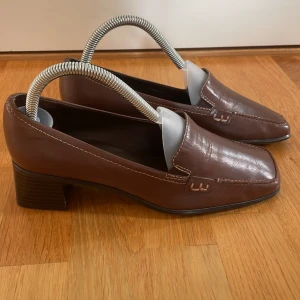 Marc O’polo skor  - Marc O’polo skor med klack, använda men i bra skick,  Innermått:24cm Storlek: är okänd  Om ni har några frågor, tveka inte att höra av er! 