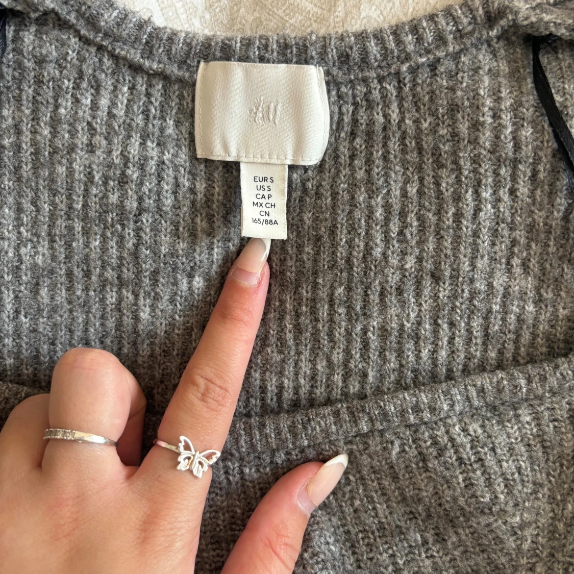 Grå ribbad tröja från H&M - 90