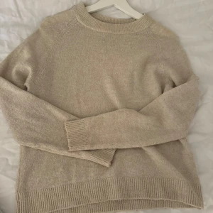 Stickad tröja  - Hej! Säljer denna stickade tröja ifrån veromoda i storlek S. Den är ljus beige och har noggra noppor! 🩷