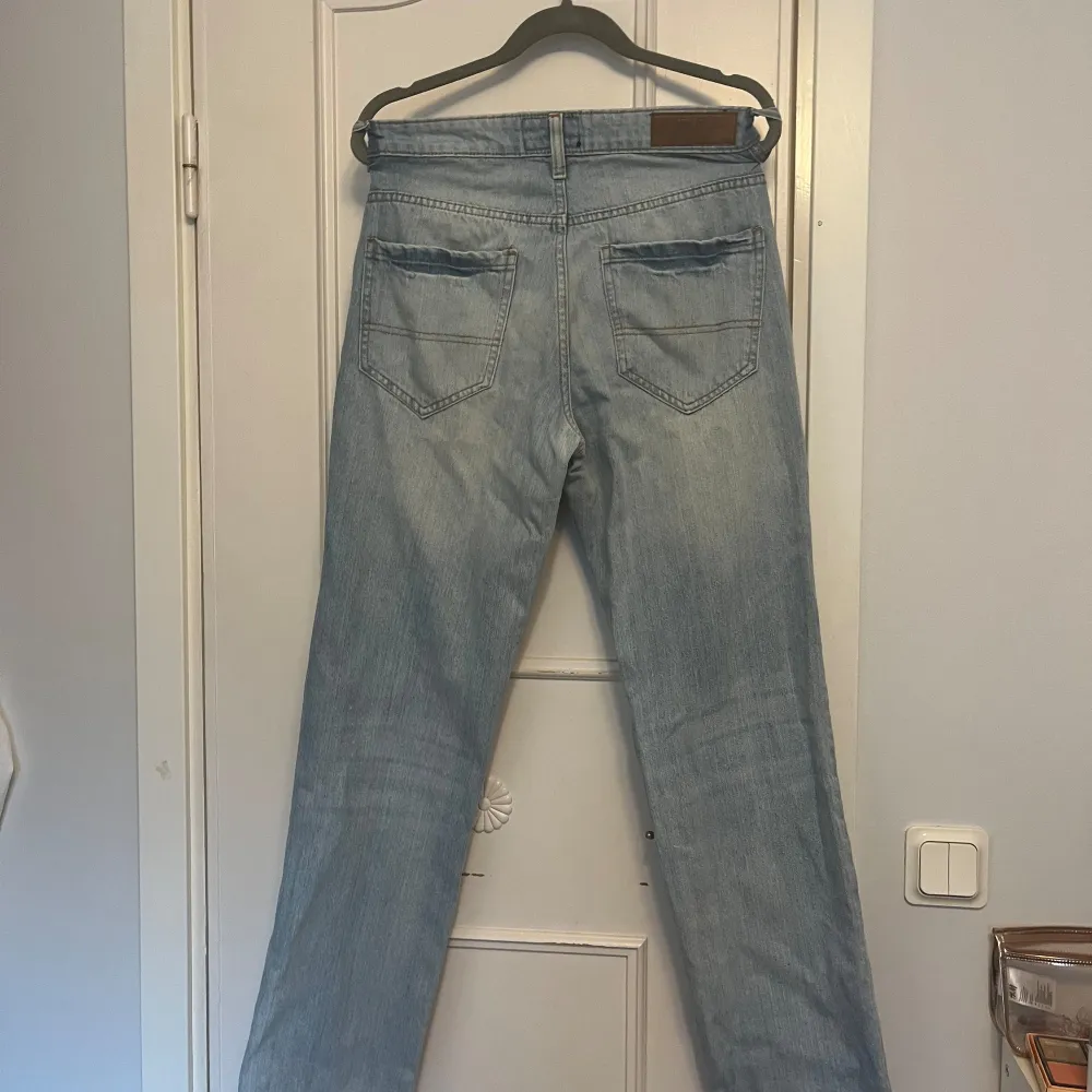 Säljer min brorsas gamla jeans. Han växte ur dom snabbt, därför de inte överanvända. Byxorna har inga hål eller fläckar - toppenskick. Skriv om mer exakt mått och bilder så löser jag:). Jeans & Byxor.