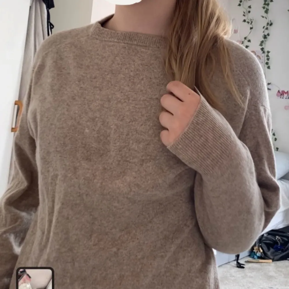 Mysig beige stickad tröja perfekt för kyliga dagar. Den har en normal passform och långa ärmar, vilket gör den superbekväm att ha på sig. Tröjan är enkel men stilren, vilket gör den lätt att matcha med olika outfits.. Tröjor & Koftor.