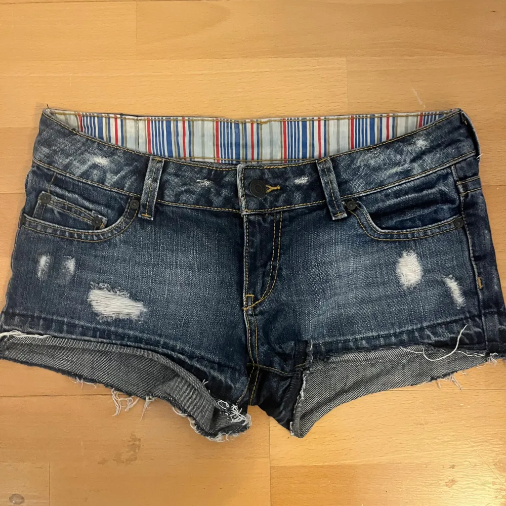 Supersnygga lågmidjade jeansshorts från Mango i storlek S/36. 🥰 Midjemått 41cm. Säljer pga för små. 💕Köparen står för frakten. Hör av er vid mer frågor❣️. Shorts.