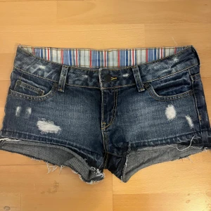 Lågmidjade Jeansshorts  - Supersnygga lågmidjade jeansshorts från Mango i storlek S/36. 🥰 Midjemått 41cm. Säljer pga för små. 💕Köparen står för frakten. Hör av er vid mer frågor❣️