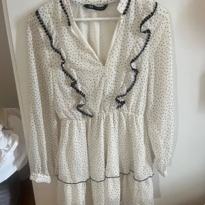 Zara klänning  - Säljer min super fina klänning ifrån zara❤️ slutsåld överallt och mycket eftertraktad❤️