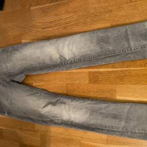 Slimfit Jeans från Jack and Jones  Ljusgråa Storlek: W28 L28