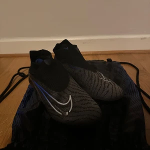 Fotbollsskor - Nike Phantom GX Elite DF FG Shadow  Storlek 40,5  Nypris: 3449 kr Använda 1 gång, säljes pga för små Påse inkluderas även