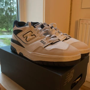 New Balance 550 nb blå/vit - Helt nya utan prislapp aldrig använt dom. Storlek 40.5 sitter lite tajtare än andra sko modeller.