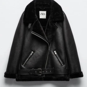 Zara Skinnjacka/ Leatherjacket - Skinnjacka från zara som knappt kommit till användning, är i nyskick och är slut i Zaras lager, nypris: 1195kr, sälj för ⬆️