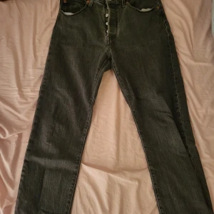 Svarta Levis jeans  - Sten tvättade Levis jeans använda några få gånger W30 L26