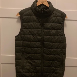 Väst - Mötkgrön Väst från Esprit Strl S Endast använd fåtal gånger, skick: 9,5/10 Nypris 1100kr Prisförslag mottages