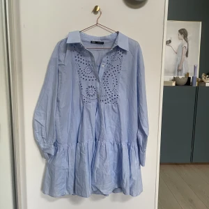 Zara klänning - En långärmad klänning från Zara i nyskick, aldrig använd.