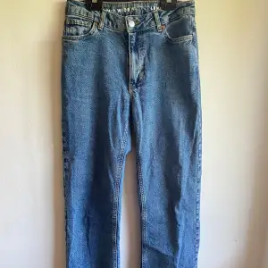 Midwaist straight jeans från bikbok i okej skick, har ett hål som är ihopsytt därav priset💕