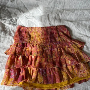 Zara kjol - Så fin eftertraktad volangkjol från zara! I bra skick, pris kan diskuteras och kan även skicka fler bilder! 💗