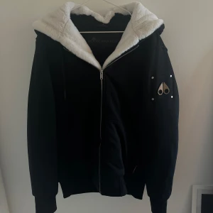 Moose knuckles classic bunny jacket - Super snygg jacka som funkar i alla årstider med avtagbar päls! Köpt förra hösten för 5000kr men använd fåtal gånger. Storlek L men passar även M
