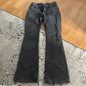 jeans - så snygga jeans, perfekta till vardags!🩷 gråa i stl 38 mid waist❤️❤️