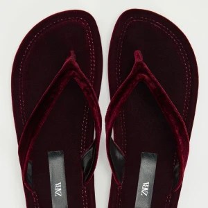 Flip flops  - Såååå snygga flip flops i velvet, oanvända då jag ej kan gå i flipflops! Så nyskick🌟