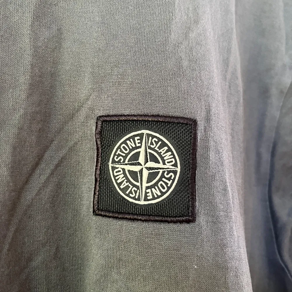 Stone island t-shirt. Som ny. Köptes förra sommaren på NK i stockholm för 1900kr. Först till kvarn! Skriv vid frågor🤝. T-shirts.