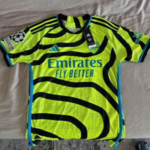 Ødegaard Arsenal tröja - Hej! Jag säljer en arsenal tröja. Med Ødegaard på baksidan. Helt ny med tag. Säljer för 340. Var tyvärr för stor på mig. Skriv om frågor. 