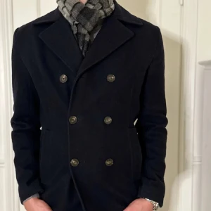Henri Lloyd peacoat  - Peacoat från Henri Lloyd! Skicket är väldigt bra utan några defekter. Nypris: 3 699kr Storlek är M  Modellen på bilden är 187cm och väger 86kg 