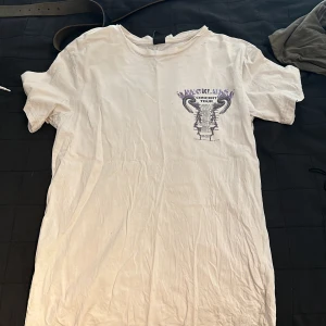 Fet T-shirt! - Rensar garderoben! Denna feta tröja passar ej mig längre och köpt för 349kr. Tröjan stryks innan leverans. Kontakta för mer info, pris ej hugget