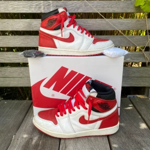 Nike Air Jordans i rött och vitt - Air Jordan 1 Retro High OG ”Heritage”   Storlek: •EU 42.5  Pris: 499kr, kan diskuteras  Använt skick, flaws mm finns på bilder man kan också få fler bilder vid intresse av köp  Onlinebekräftelse finns tillgängligt vid köp  Frakt eller meetup i Torslanda gäller.   Hör gärna av dig vid frågor och funderingar. 