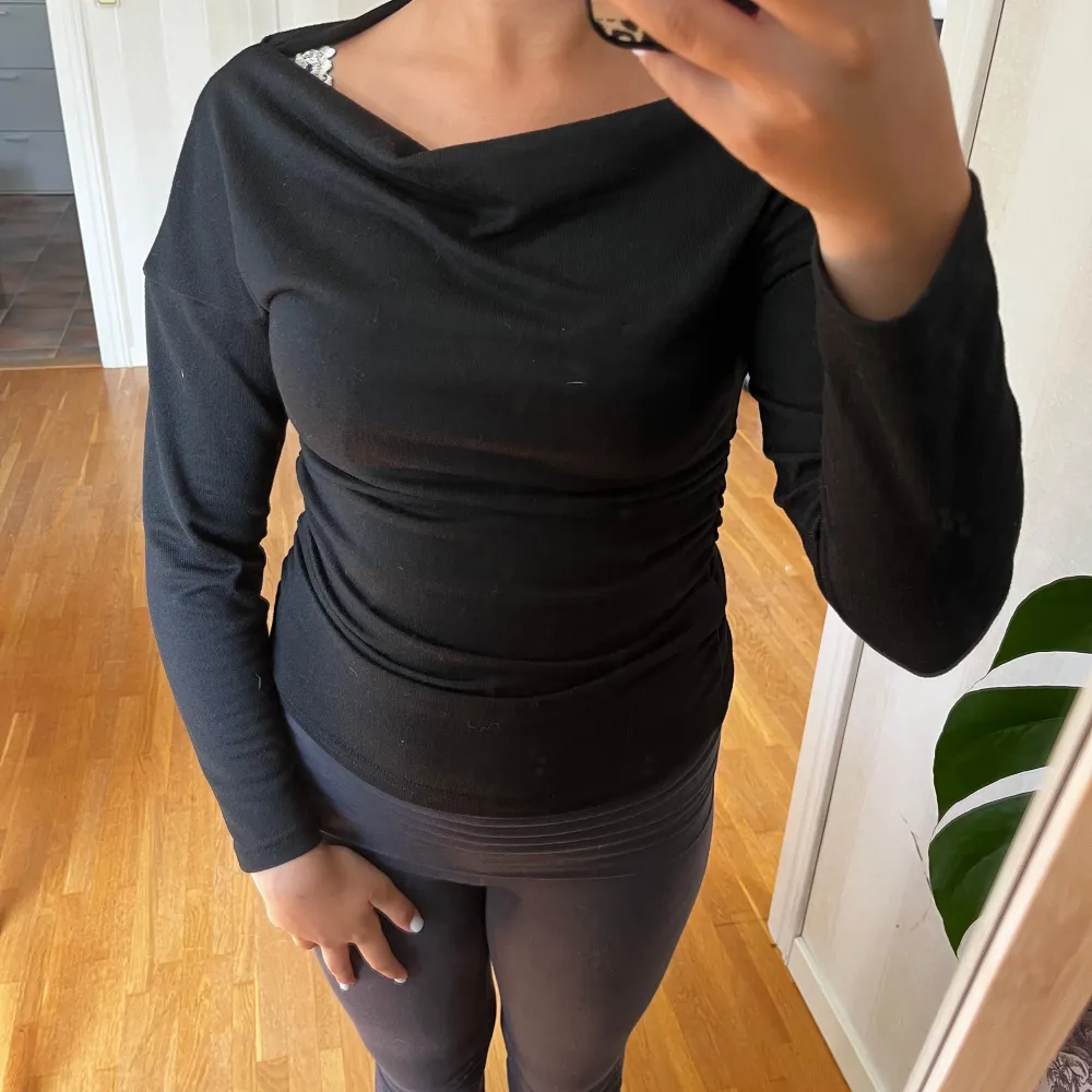 Säljer en snygg svart oneshoulder topp från Shein. Toppen är tight och har långa ärmar. Perfekt för fest eller en utekväll. Den är i nyskick . Toppar.